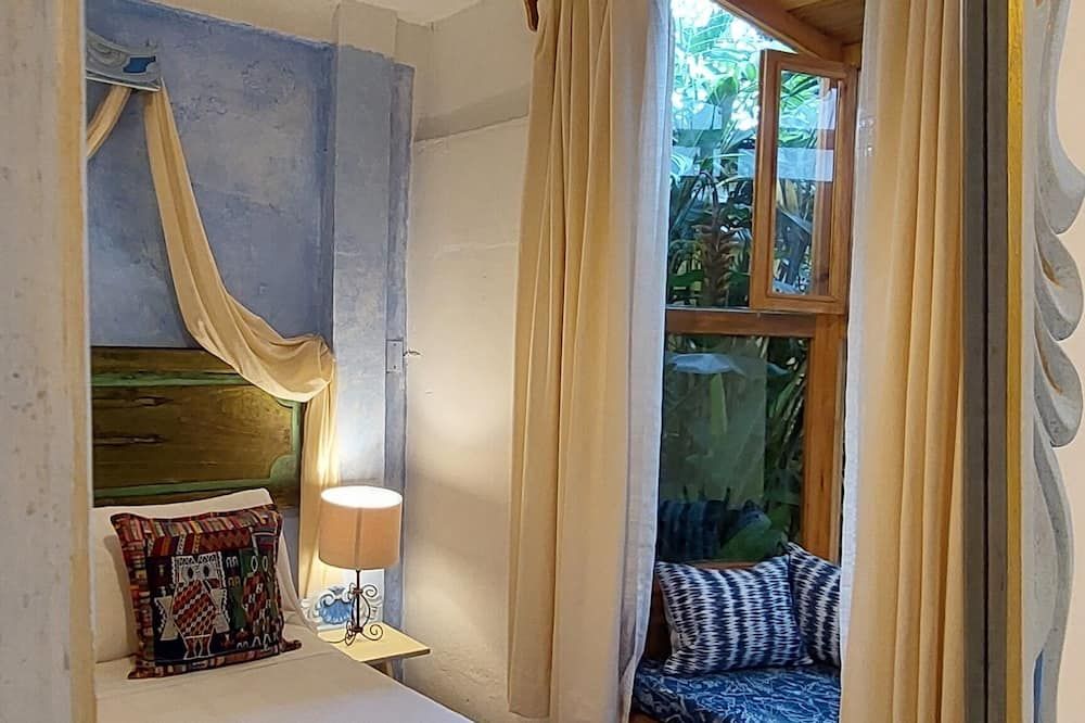 Yellow House Hostel B&B - Antigua Guatemala