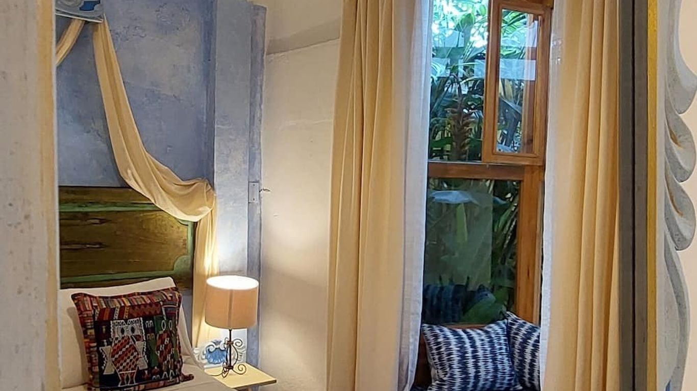 Yellow House Hostel B&B