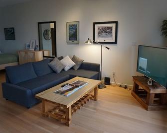 Tofino Eco Waterfront Condo - Tofino - Вітальня