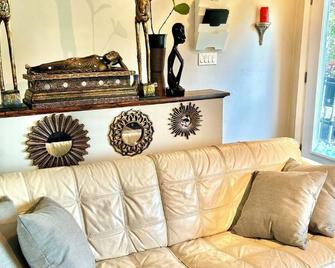 Charming 2-bedroom house with AC, WiFi in enjoyable Charlottetown. - Charlottetown