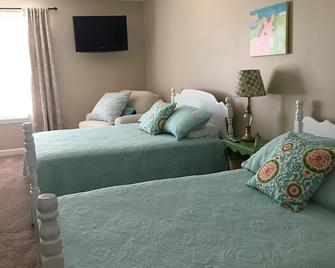Paducahs Best Place For Families! Upscale Condo, Large Deck And Backyard - Paducah - Bedroom
