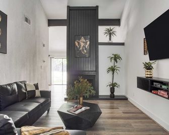 Austin Escape, Prime Location + Shared Yard Oasis Fairlawn Buyout by Avantstay - Austin - Sala de estar