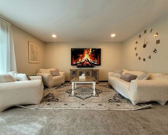 Spacious Buffalo Home Near Niagara Falls/Bills Stadium - Depew - Living room
