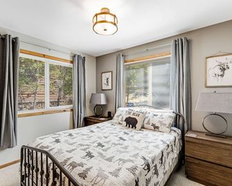 Beautiful escape with cozy deck & firepit - access to pool, hot tub & sauna - McCall - Bedroom