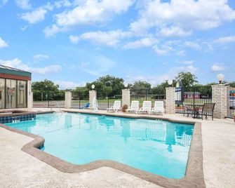 Days Inn by Wyndham New Braunfels - New Braunfels - Piscine