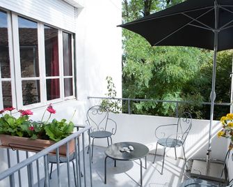 Quiet apartment with a huge garden on the riverside - Lodève - Patio