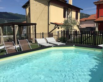 Casa Ginni con Piscina e giardino - 세시오 - 수영장