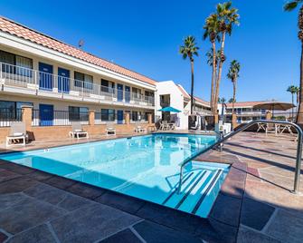 Rodeway Inn and Suites Thousand Palms - Rancho Mirage - Thousand Palms - Pool