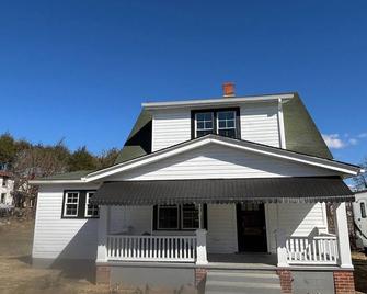Charming/newly remodeled 3-bedroom house with WiFi and AC blocks from RU campus. - Radford