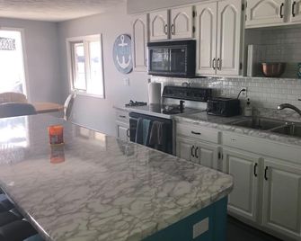 Great lakefront property on Manistee Lake with recently remodeled patio area. - Kalkaska - Cocina
