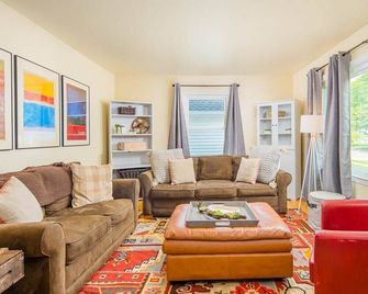 5 Star Home 4 Bedroom, Chef's Kitchen, Downtown - Appleton - Living room