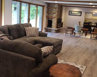 Executive Hideaway or Family Retreat - outdoor paradise + city amenities - Elliot Lake - Sala de estar