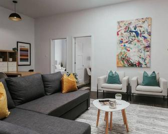 Stylish and bright 2bdr near St-Hubert Plaza - Montreal - Sala de estar