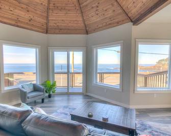 Whale Watching From This Studio In Depoe Bay -Spouting Horn One - Depoe Bay - Sala de estar