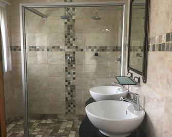 Isle La Breeze Guest House - Emalahleni - Bathroom