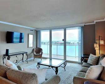 Sabine Yacht & Racquet #1B - Pensacola Beach - Living room