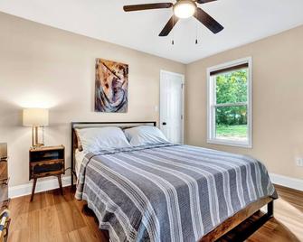 Modern Remodeled Farmhouse - Great Location - Piedmont - Bedroom