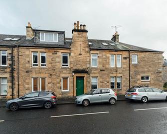 Beautifully Renovated 2 Bedroom Apartment - Stirling - Edificio