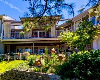 Arboretum 1BR Retreat - Walk to River Trail - Redding - Building
