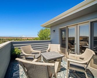 Stunning Hillside Retreat w/ Panoramic Views, Pet Friendly, Pool Table, Huge Deck, 1 Mile 2 Downtown - Madras - Balcón