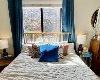 Central Riverfront 1 bedroom condo with a view! - Portland - Bedroom