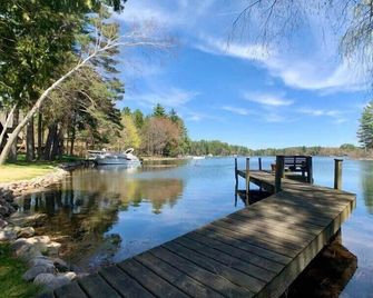 Lake House Family Vacation - Sleeps 12 Dock Kayaks Paddle Boards - Waupaca - Vista del exterior