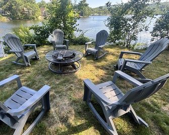 60 Shades of Water, Lake Waukewan Waterfront - Meredith - Innenhof