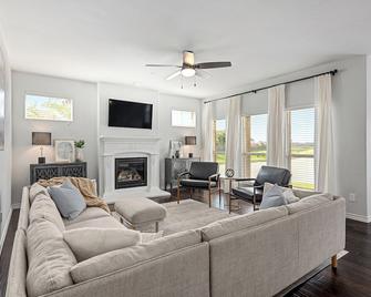 Clean and Bright Home in an Excellent Location - Carrollton - Living room