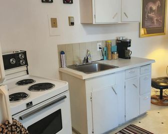 Town-in-Country Suite in Hanna - Hanna - Kitchen