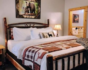 Quiet mornings and golden hour views welcome to our woodland sanctuary Deer Watch Retreat - Ellijay - Habitación