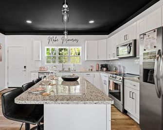 Stroll to Main St, Hot Tub, Fenced Yard, Games, Firepit, Cornhole, Grill - Mount Airy - Kuchyň