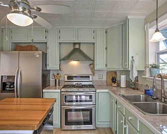 Bay St. Louis House w/ Boat Dock & Launch! - Bay Saint Louis - Kitchen
