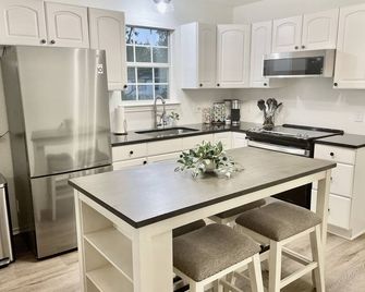 Chic Cottage - Minutes from Baylor & Downtown Waco - Waco - Kitchen