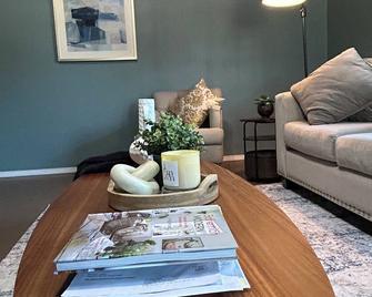 Charming 3-bedroom vacation home just 4 minutes drive to Eiffel Tower - Paris - Sala de estar