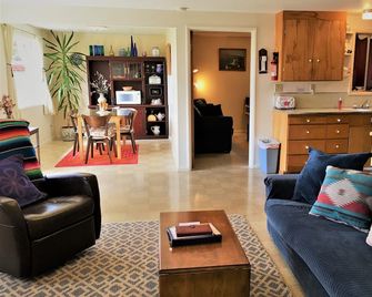 Seven miles of sandy beach. North end of historic 804 Trail. Pet Friendly. - Yachats - Huiskamer