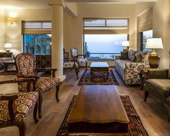 Larisa Resort, Mussoorie - Mussoorie - Living room