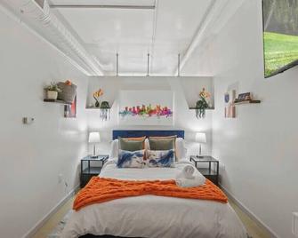 Arena District Suite W/Free Parking & Rooftop Deck - Columbus - Bedroom
