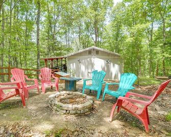 Pet-Friendly Mathias Cabin Near Hunting and Fishing! - Mathias - Patio