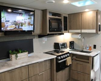 Cozy new trailer situated near restaurants and stores . - Palmdale - Kitchen