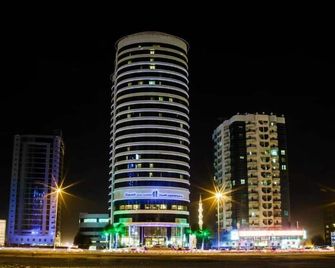 Hotel in Fujairah with Rooftop Pools & Bay Views - Fujairah - Building