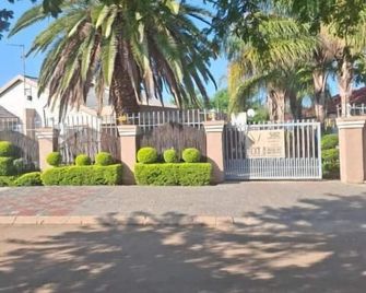 Vicky B Bed and Breakfast - Mogwase - Outdoor view