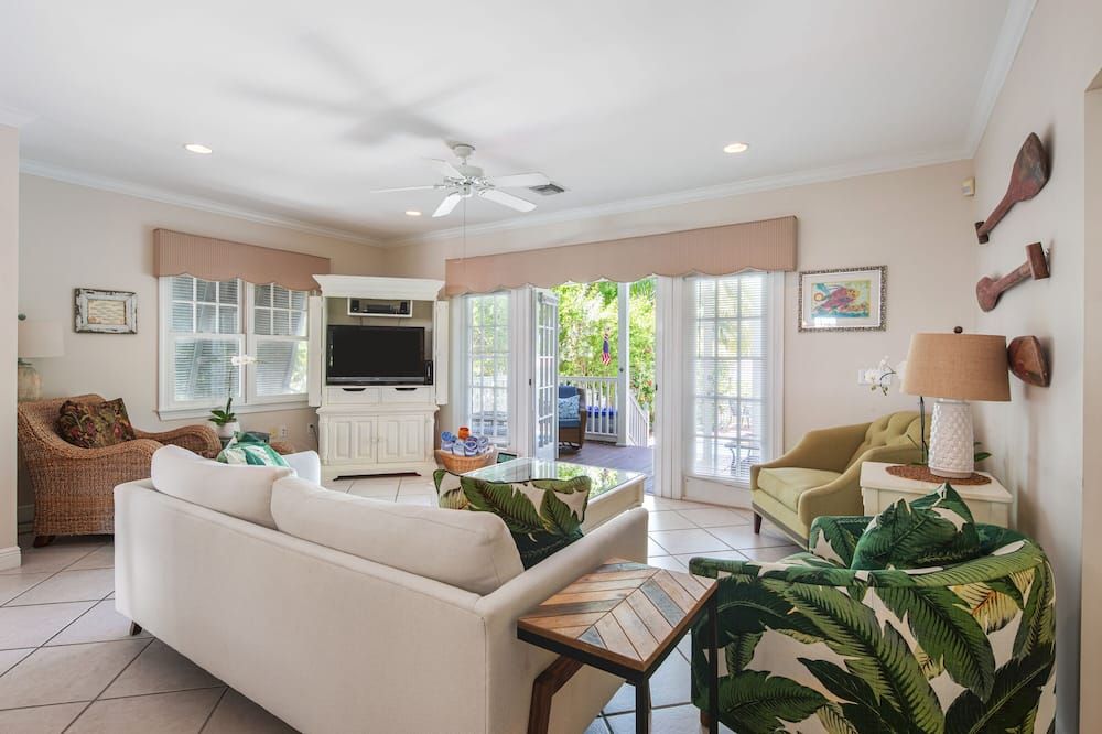 ~ SEA VISTA ~ A waterfront dream with private heated pool and boat launch. - كي وست - غرفة معيشة