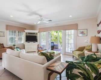 ~ SEA VISTA ~ A waterfront dream with private heated pool and boat launch. - Key West - Ruang tamu