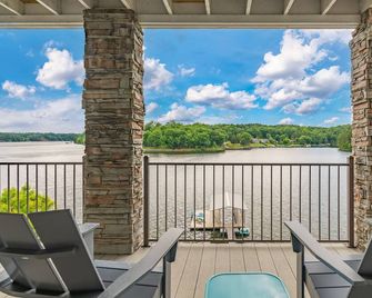 Expansive Retreat with Heated Pool & Gorgeous Views - Cullman - Balcón