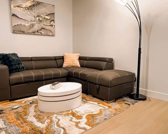 Tastefully furnished brand new 1-bedroom suite in Bear Mountain - 蘭福德 - 客廳