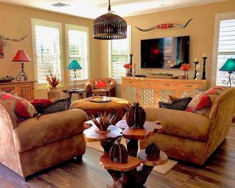 Rhinestone Cowgirl Cave Creek Hide Away - Cave Creek - Living room
