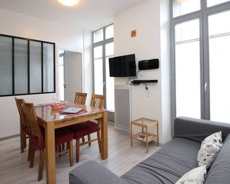 Charmant T3 au centre de La Bourboule, 4 pers, près des Thermes - FR-1-608-164 - 拉布爾布勒 - 餐廳