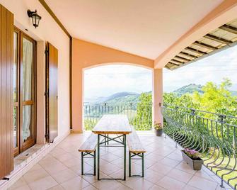 Holiday home with terrace and pool - Fermignano - Balcón