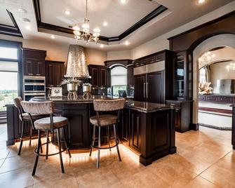 Luxe 10000sqf Estate - Event Venue/Pheasant Hunting/Sleeps 18/9 Beds/6.5 Bath - Mitchell - Kuchyň