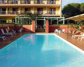 Hotel Cyrnea - Calvi - Zwembad